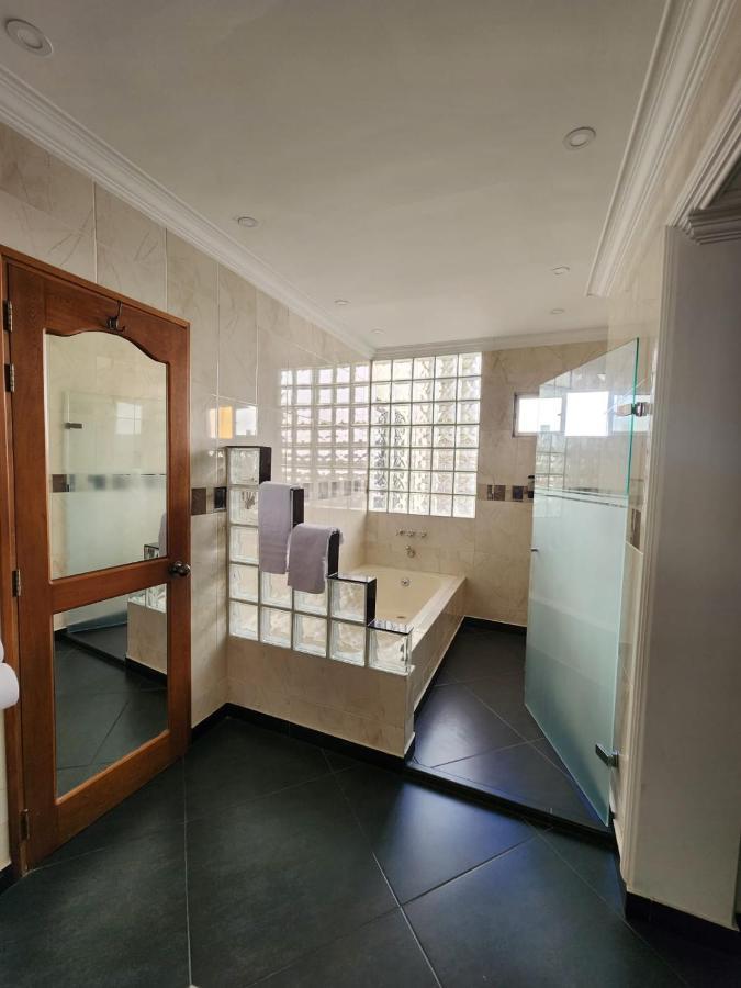 Hotel Boutique Deluxe Home Medellin Bagian luar foto